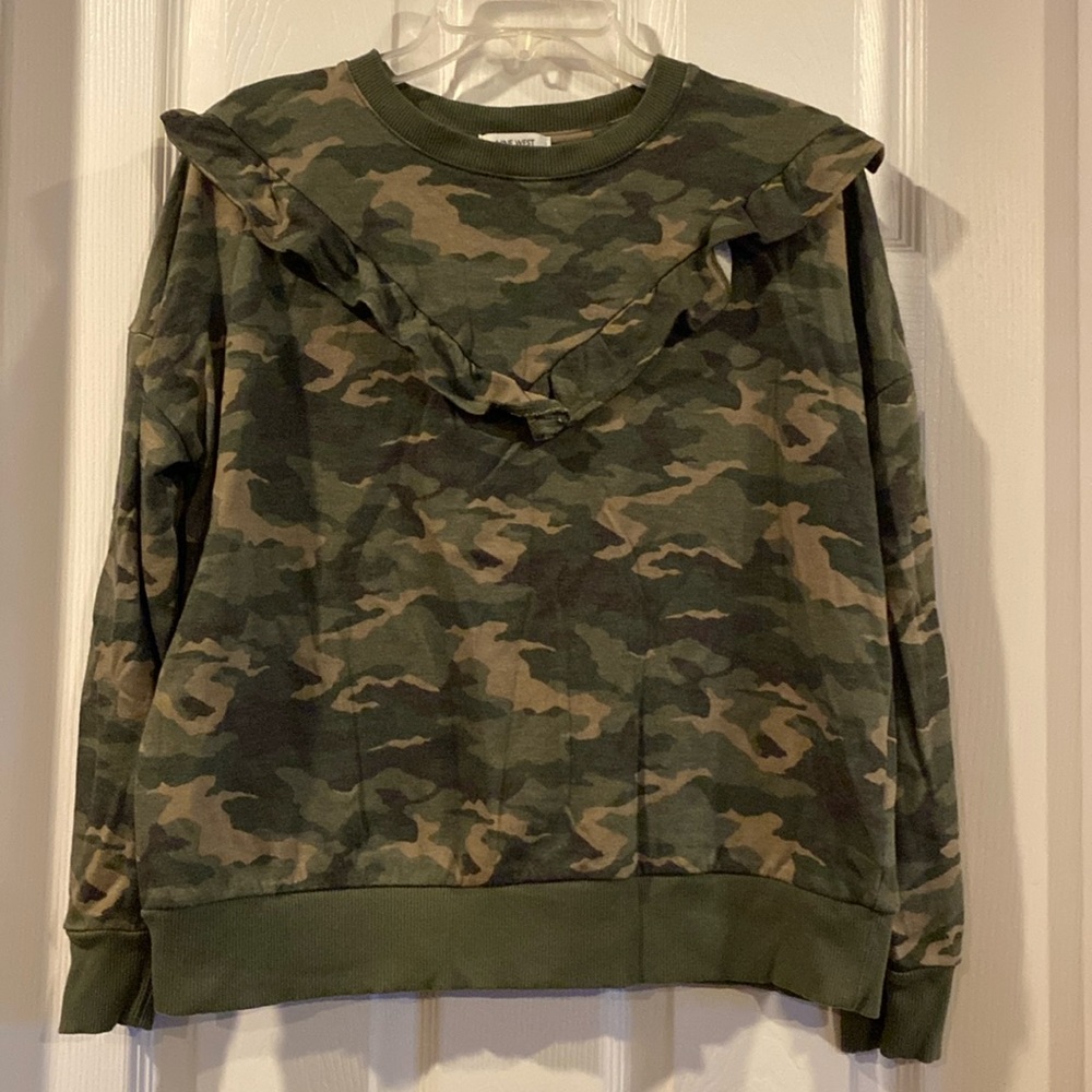 Cropped camo sweatshirt